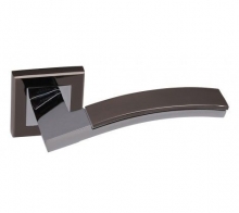 Коллекция Quadro - Дверная ручка ADDEN BAU OBRA Q330 на квадратной розетке BLACK NICKEL/CHROME черный никель / хром