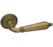 Коллекция Vintage - Дверная ручка ADDEN BAU POMOLO V203 на круглой розетке AGED BRONZE состаренная бронза