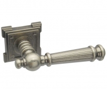 Коллекция Vintage - Дверная ручка ADDEN BAU CASTELLO VQ212 на квадратной розетке AGED SILVER состаренное серебро